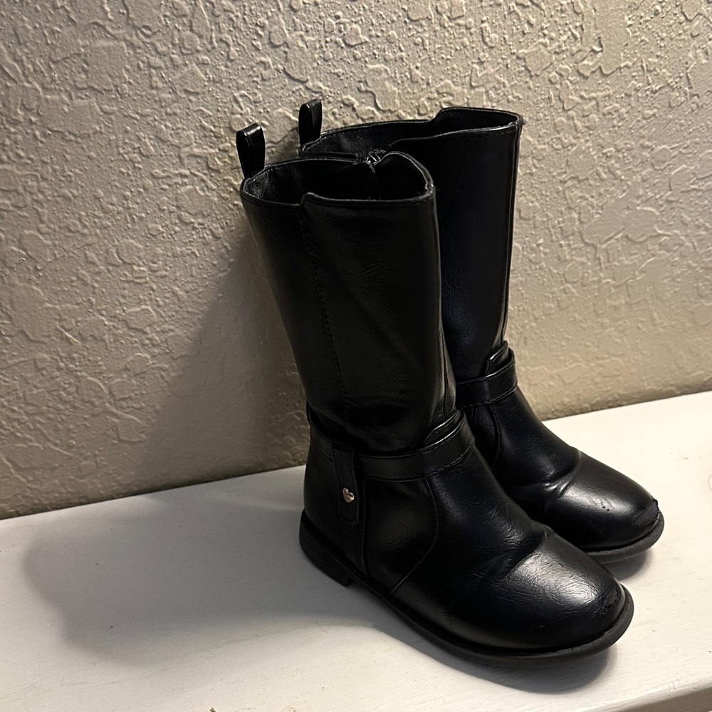 Children’s Place Black Leather Boots
Gently used, some wear on the toes of boots